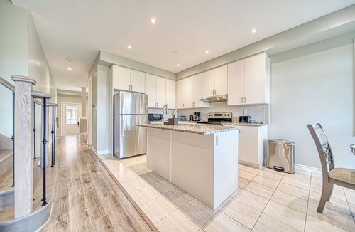 Ajax House | Spacious 3BR Townhome | Near Thermea Spa & Casino | Free Parking | Fast WiFi