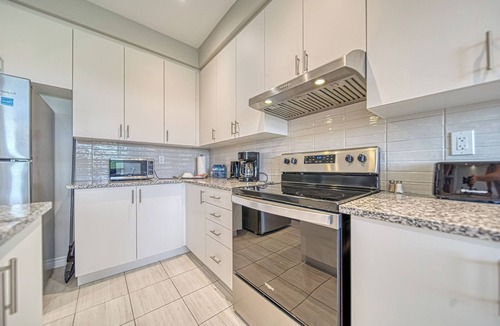 Ajax House | Spacious 3BR Townhome | Near Thermea Spa & Casino | Free Parking | Fast WiFi