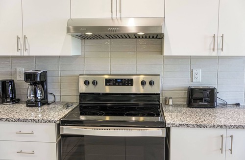 Ajax House | Spacious 3BR Townhome | Near Thermea Spa & Casino | Free Parking | Fast WiFi