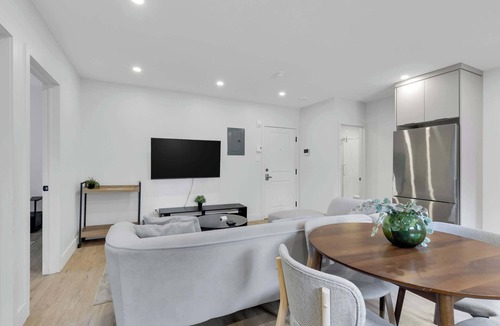 Griffintown Apartment | Spacious 3BR w/Large Terrace | Free Parking | Griffintown