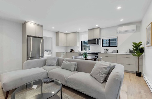 Griffintown Apartment | Spacious 3BR w/Large Terrace | Free Parking | Griffintown