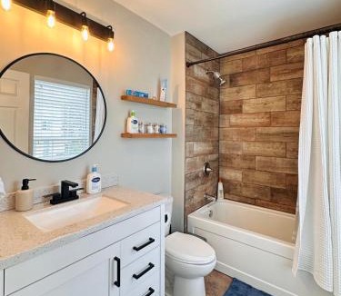 Fox Valley House | Spacious 3BR w Yard Near Naperville, Chicago