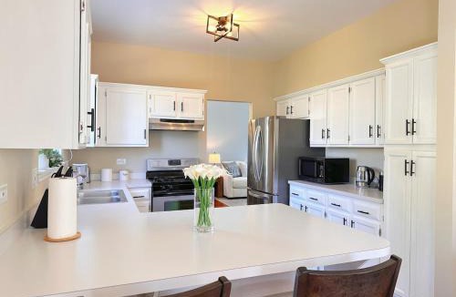 Fox Valley House | Spacious 3BR w Yard Near Naperville, Chicago