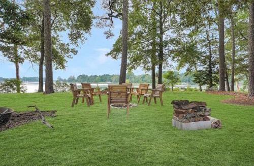 Locustville House | Spacious 3BR with Dock on Working Farm with Pool Table