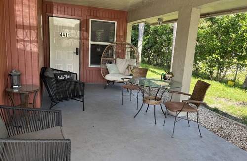 Lake Worth Corridor Apartment | Spacious 4 Bd /2 Ba perfect for any event