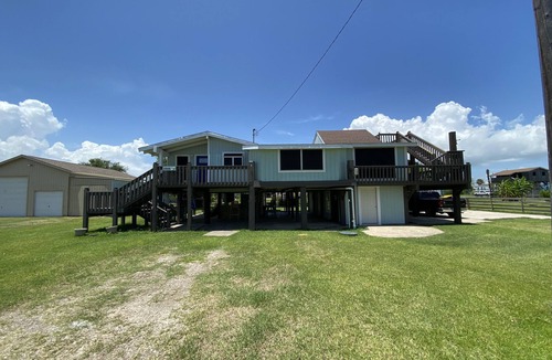 Crystal Beach Cottage | Spacious 4 bdr house w/RV hookup, on beach access road