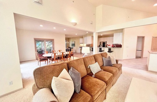 Fontana House | Spacious 4 BDR Home in Desirable Abbey Springs!