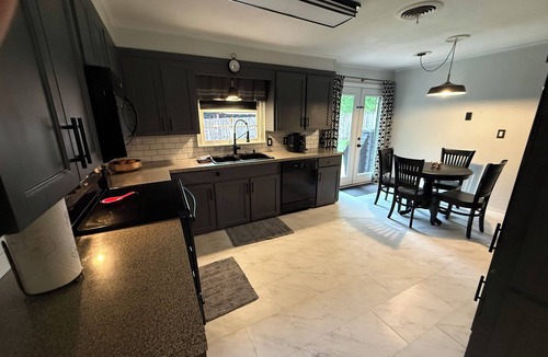 Jefferson House | Spacious 4-BDRM 2-BA family home in historic Jefferson, 5min walk from downtown!