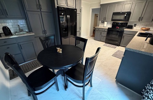 Jefferson House | Spacious 4-BDRM 2-BA family home in historic Jefferson, 5min walk from downtown!