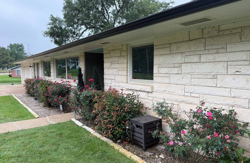 Jefferson House | Spacious 4-BDRM 2-BA family home in historic Jefferson, 5min walk from downtown!