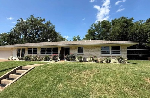 Jefferson House | Spacious 4-BDRM 2-BA family home in historic Jefferson, 5min walk from downtown!
