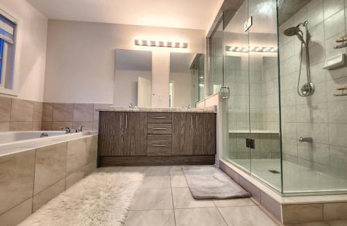 Collingwood House | Spacious 4 BDRM Home on Ravine Lot