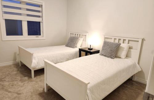 Collingwood House | Spacious 4 BDRM Home on Ravine Lot