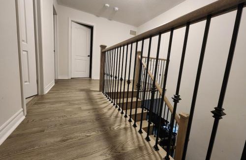 Collingwood House | Spacious 4 BDRM Home on Ravine Lot
