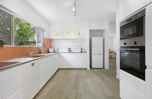 Surfers Paradise Apartment | Spacious 4-Bed Villa with Mediterranean Charm