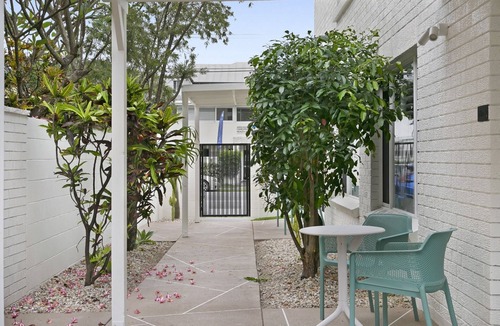 Surfers Paradise Apartment | Spacious 4-Bed Villa with Mediterranean Charm