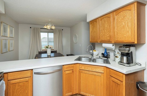 Altoona Condo | Spacious 4-Bed/2.5 BA Modern Home