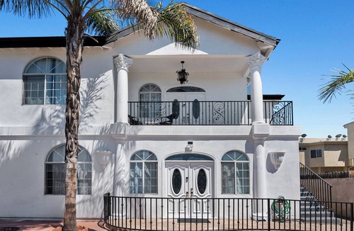 NoHo Arts District Apartment | Spacious 4-bed 2.5bath modern apartment in Los Angeles by Universal studio/HW