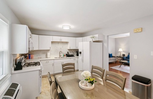 Russell Apartment | Spacious 4 bed Apt with 2 Living Areas Near DT!