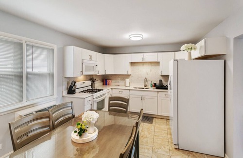 Russell Apartment | Spacious 4 bed Apt with 2 Living Areas Near DT!