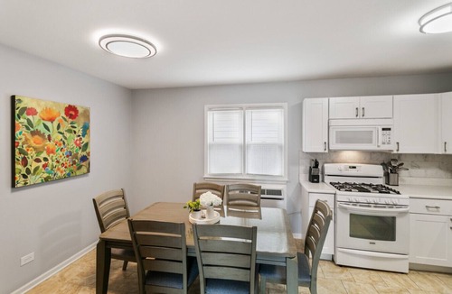 Russell Apartment | Spacious 4 bed Apt with 2 Living Areas Near DT!