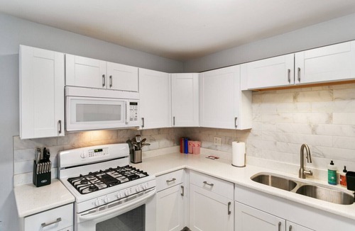 Russell Apartment | Spacious 4 bed Apt with 2 Living Areas Near DT!
