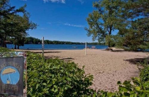 Russell Apartment | Spacious 4 bed Apt with 2 Living Areas Near Downtown