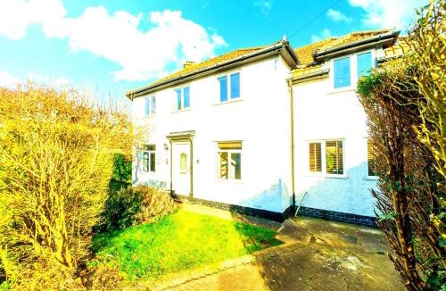 Pill House | Spacious 4-Bed Bristol | WiFi | Parking | Workspace