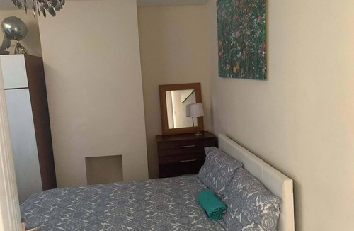 Colyers House | Spacious 4-Bed House with Parking – Erith