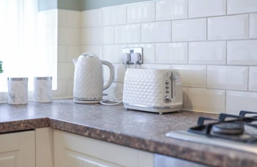 Gateshead House | Spacious 4 Bed House with Parking-by Holiday Homes