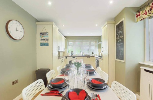 Gateshead House | Spacious 4 Bed House with Parking-by Holiday Homes