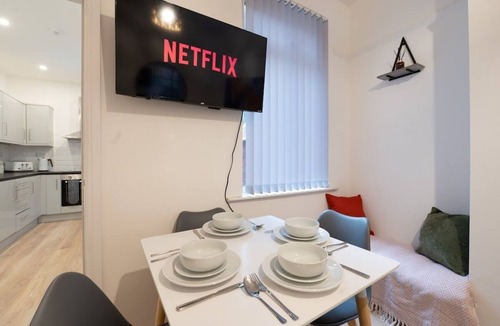 Doncaster House | Spacious 4 bed | 4 en-suites | Parking | Discounts