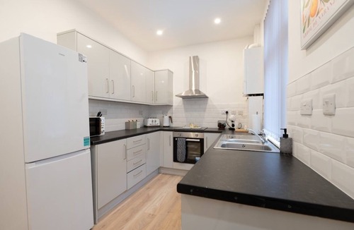 Doncaster House | Spacious 4 bed | 4 en-suites | Parking | Discounts