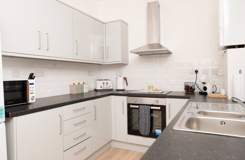 Doncaster House | Spacious 4 bed | 4 en-suites | Parking | Discounts