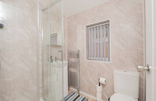 Doncaster House | Spacious 4 bed | 4 en-suites | Parking | Discounts