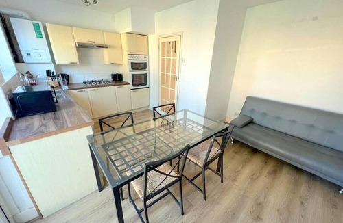 Bensham Manor House | Spacious 4-Bed House in Thornton Heath