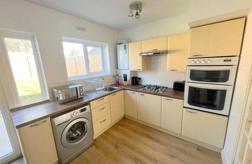 Bensham Manor House | Spacious 4-Bed House in Thornton Heath