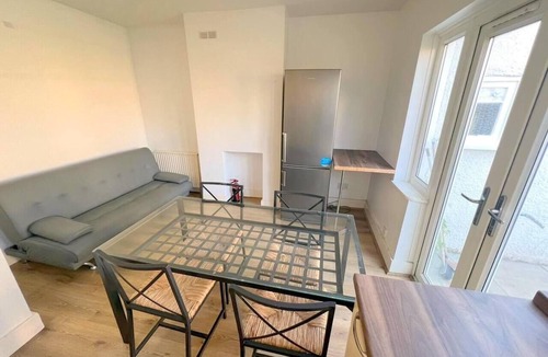 Bensham Manor House | Spacious 4-Bed House in Thornton Heath