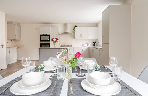Stoke Gifford House | Spacious 4-Bed house for 8 with Wifi & Parking