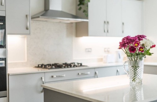 Stoke Gifford House | Spacious 4-Bed house for 8 with Wifi & Parking