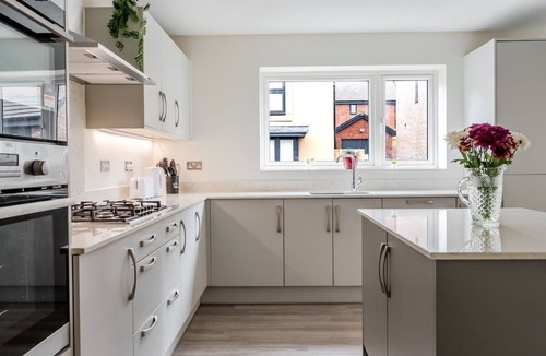 Stoke Gifford House | Spacious 4-Bed house for 8 with Wifi & Parking