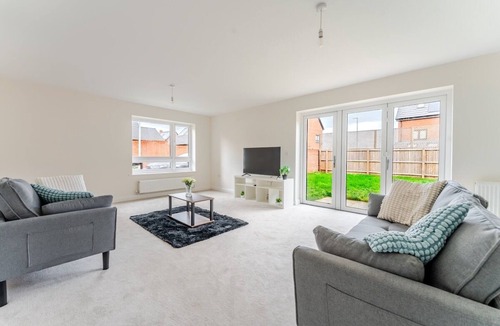 Stoke Gifford House | Spacious 4-Bed house for 8 with Wifi & Parking