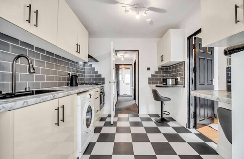 Cray Valley East House | Spacious 4-Bed Haven in Orpington Retreat