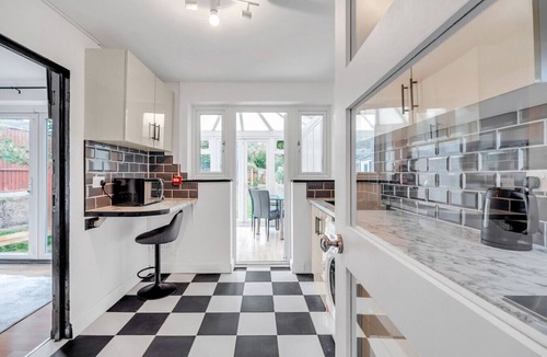 Cray Valley East House | Spacious 4-Bed Haven in Orpington Retreat