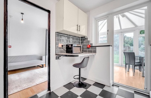 Cray Valley East House | Spacious 4-Bed Haven in Orpington Retreat