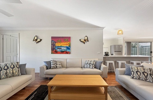 Broulee Apartment | Spacious 4-Bed Home 2-Min to the Beach