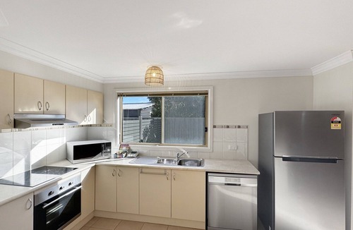 Broulee Apartment | Spacious 4-Bed Home 2-Min to the Beach