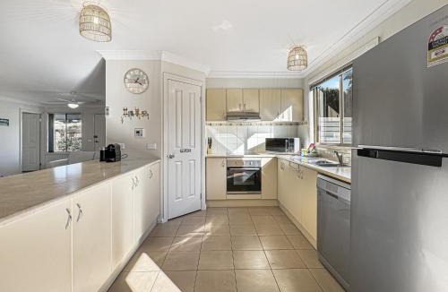 Broulee House | Spacious 4-Bed Home 2-Min to the Beach