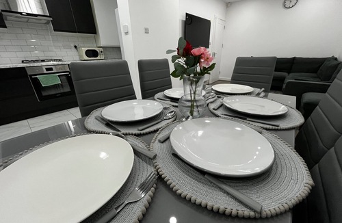 Sheldon House | Spacious 4 Bed Home - Sleeps 7, Garden & Parking