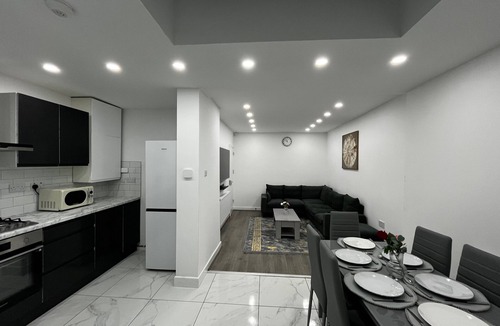 Sheldon House | Spacious 4 Bed Home - Sleeps 7, Garden & Parking